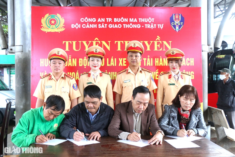 C&ocirc;ng an Bu&ocirc;n Ma Thuột test nhanh ma t&uacute;y c&aacute;c l&aacute;i xe kh&aacute;ch trước khi xuất bến- Ảnh 3.