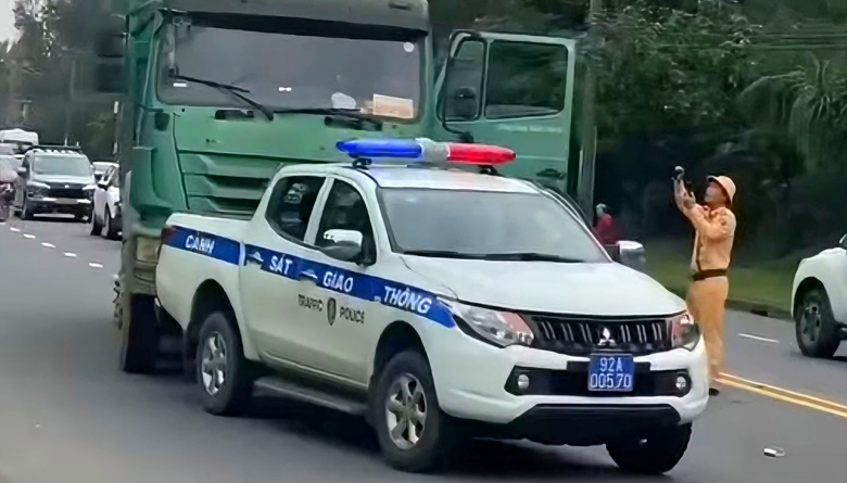 Tạm giữ t&agrave;i xế chống người thi h&agrave;nh c&ocirc;ng vụ tại đường ven biển Đ&agrave; Nẵng - Hội An- Ảnh 1.