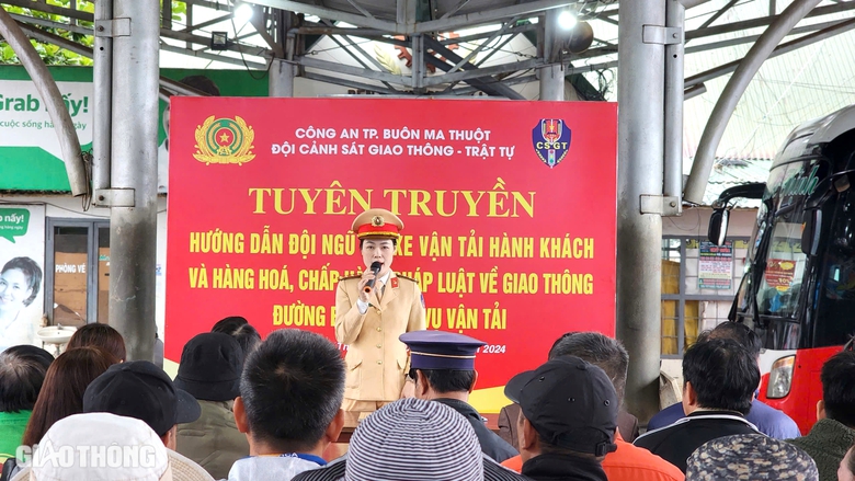 C&ocirc;ng an Bu&ocirc;n Ma Thuột test nhanh ma t&uacute;y c&aacute;c l&aacute;i xe kh&aacute;ch trước khi xuất bến- Ảnh 1.