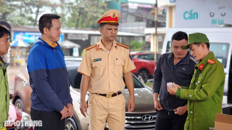 C&ocirc;ng an Bu&ocirc;n Ma Thuột test nhanh ma t&uacute;y c&aacute;c l&aacute;i xe kh&aacute;ch trước khi xuất bến- Ảnh 2.