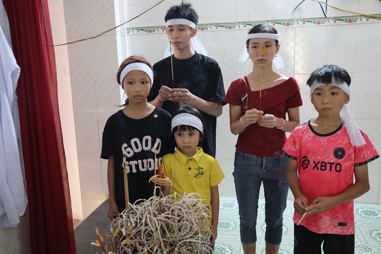 Thay mẹ cha gồng gánh nuôi chị tâm thần, 3 em nhỏ- Ảnh 1. Thay mẹ cha gồng gánh nuôi chị tâm thần, 3 em nhỏ- Ảnh 1.