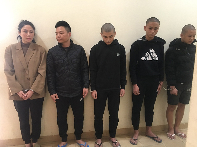 Chủ qu&aacute;n h&aacute;t c&ugrave;ng nh&acirc;n vi&ecirc;n đ&aacute;nh kh&aacute;ch, cướp t&agrave;i sản- Ảnh 1.