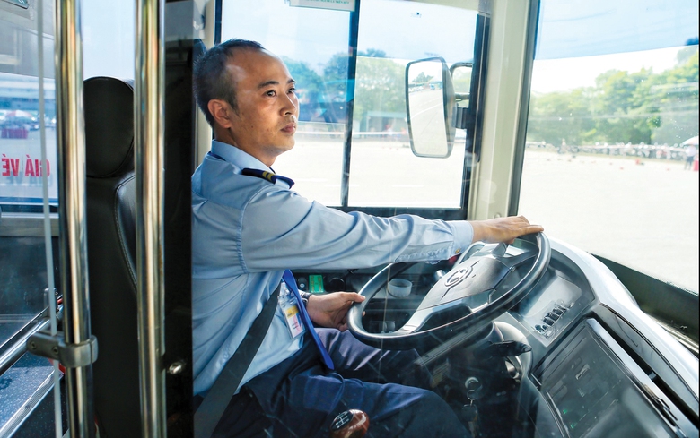 Giải thưởng V&ocirc; lăng v&agrave;ng 2024: T&ocirc;n vinh những b&aacute;c t&agrave;i nh&acirc;n &aacute;i, l&aacute;i xe giỏi- Ảnh 2.