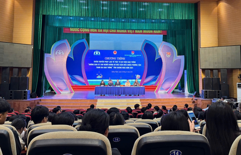 Quảng Ngãi: Tuyên truyền ATGT cho học sinh bằng tiểu phẩm, phiên tòa giả định- Ảnh 1. Quảng Ngãi: Tuyên truyền ATGT cho học sinh bằng tiểu phẩm, phiên tòa giả định- Ảnh 1.