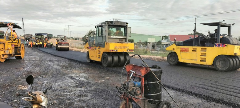 Thảm bê tông nhựa đoạn đường nối cao tốc Bến Lức và Trung Lương- Ảnh 1. Thảm bê tông nhựa đoạn đường nối cao tốc Bến Lức và Trung Lương- Ảnh 1.