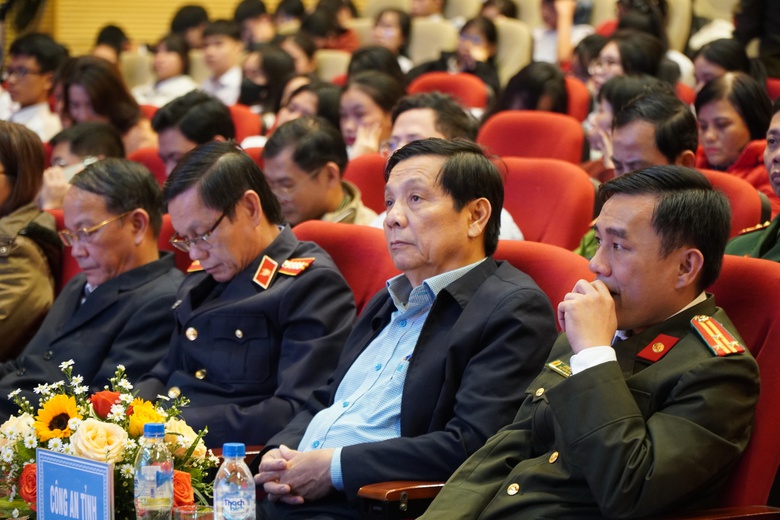 Quảng Ngãi: Tuyên truyền ATGT cho học sinh bằng tiểu phẩm, phiên tòa giả định- Ảnh 2. Quảng Ngãi: Tuyên truyền ATGT cho học sinh bằng tiểu phẩm, phiên tòa giả định- Ảnh 2.