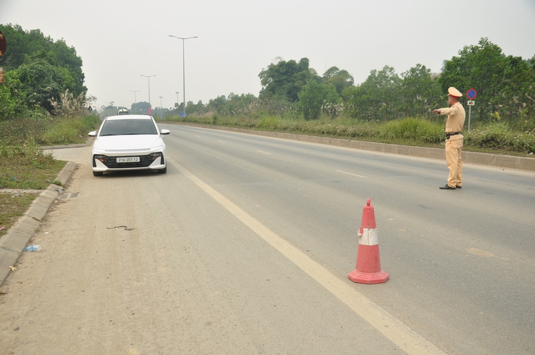 Hơn 1.000 tài xế vi phạm giao thông ở Yên Bái bị xử lý trong 10 ngày- Ảnh 5. Hơn 1.000 tài xế vi phạm giao thông ở Yên Bái bị xử lý trong 10 ngày- Ảnh 5.