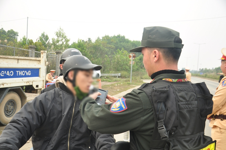 Hơn 1.000 tài xế vi phạm giao thông ở Yên Bái bị xử lý trong 10 ngày- Ảnh 2. Hơn 1.000 tài xế vi phạm giao thông ở Yên Bái bị xử lý trong 10 ngày- Ảnh 2.