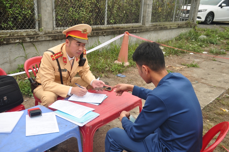 Hơn 1.000 tài xế vi phạm giao thông ở Yên Bái bị xử lý trong 10 ngày- Ảnh 7. Hơn 1.000 tài xế vi phạm giao thông ở Yên Bái bị xử lý trong 10 ngày- Ảnh 7.