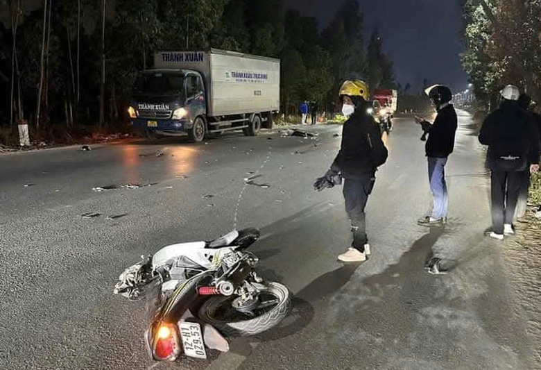 Xe m&aacute;y đ&acirc;m tr&uacute;ng &ocirc; t&ocirc; tải đang đỗ, 2 người thương vong- Ảnh 1.