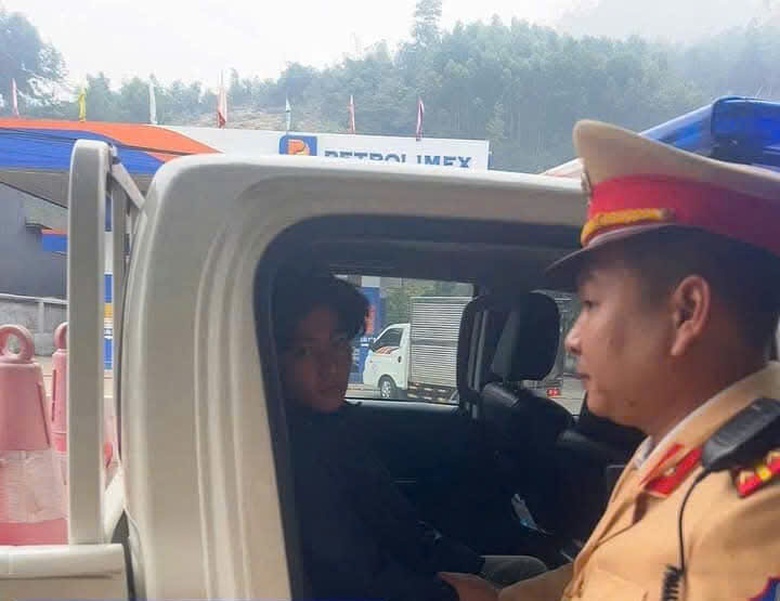 Hơn 1.000 tài xế vi phạm giao thông ở Yên Bái bị xử lý trong 10 ngày- Ảnh 8. Hơn 1.000 tài xế vi phạm giao thông ở Yên Bái bị xử lý trong 10 ngày- Ảnh 8.