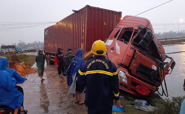 Lực lượng chức năng tỉnh Quảng Nam kịp thời c&oacute; mặt tại hiện trường vụ tai nạn giải cứu t&agrave;i xế xe đầu k&eacute;o - Ảnh: CA.