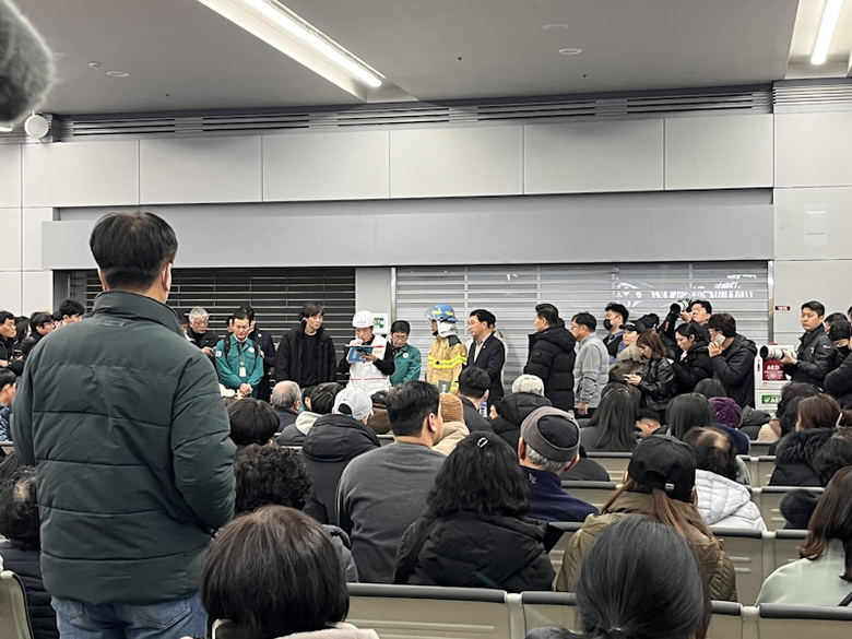 Vụ tai nạn m&aacute;y bay H&agrave;n Quốc: Tiếng kh&oacute;c than x&eacute; l&ograve;ng khi danh t&iacute;nh nạn nh&acirc;n được c&ocirc;ng bố- Ảnh 7.