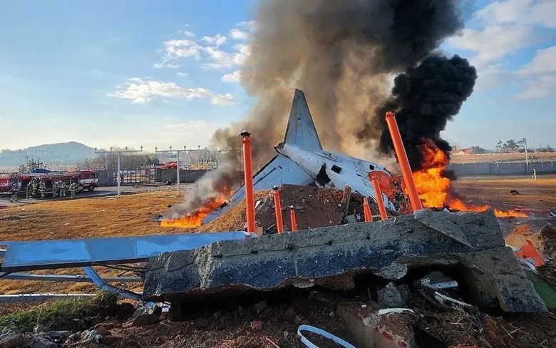 H&agrave;n Quốc: M&aacute;y bay chở 181 người gặp nạn, &iacute;t nhất 28 người chết