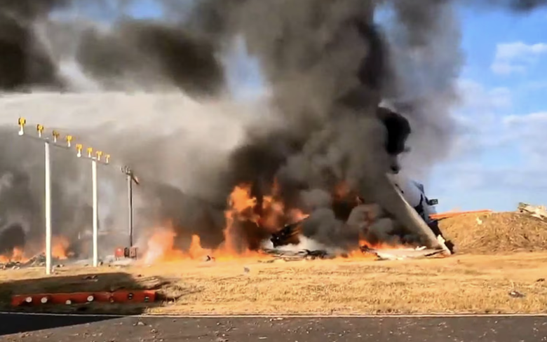 Video: Khoảnh khắc m&aacute;y bay H&agrave;n Quốc đ&aacute;p bằng bụng rồi b&ugrave;ng l&ecirc;n như quả cầu lửa