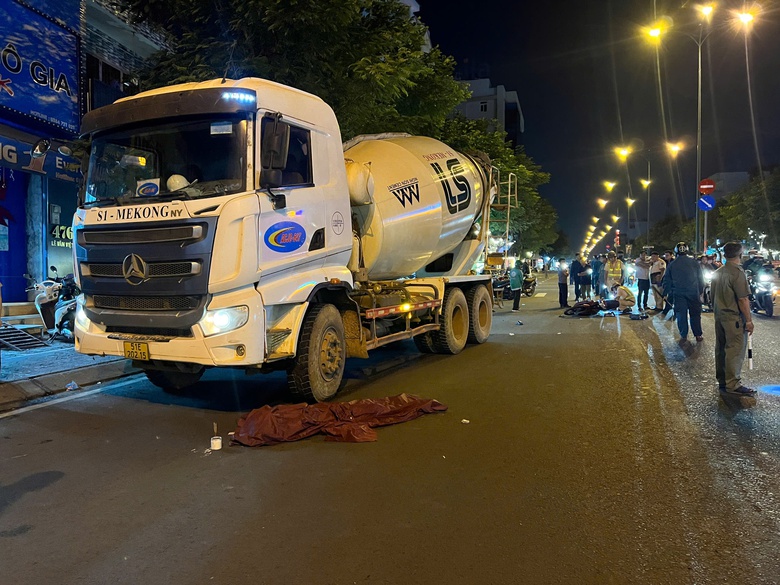 Xe bồn va chạm xe m&aacute;y, một thanh ni&ecirc;n tử vong- Ảnh 1.