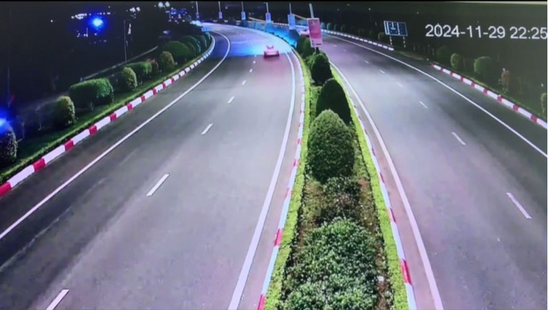 Người phụ nữ l&aacute;i &ocirc; t&ocirc; ngược chiều tr&ecirc;n cao tốc Li&ecirc;n Khương - Prenn- Ảnh 2.