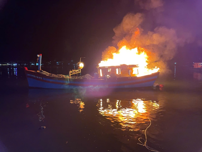 T&agrave;u c&aacute; neo đậu ở cảng bất ngờ ch&aacute;y dữ dội- Ảnh 1.