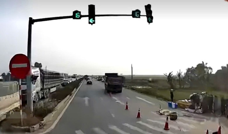 Hiện trường vụ TNGT khiến người phụ nữ đi xe đạp tử vong. Hiện trường vụ TNGT khiến người phụ nữ đi xe đạp tử vong.