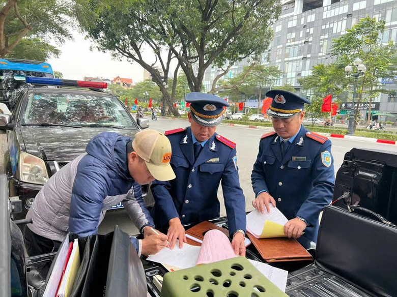 Hà Nội phạt hơn 15 nghìn trường hợp vi phạm trật tự ATGT- Ảnh 1. Hà Nội phạt hơn 15 nghìn trường hợp vi phạm trật tự ATGT- Ảnh 1.