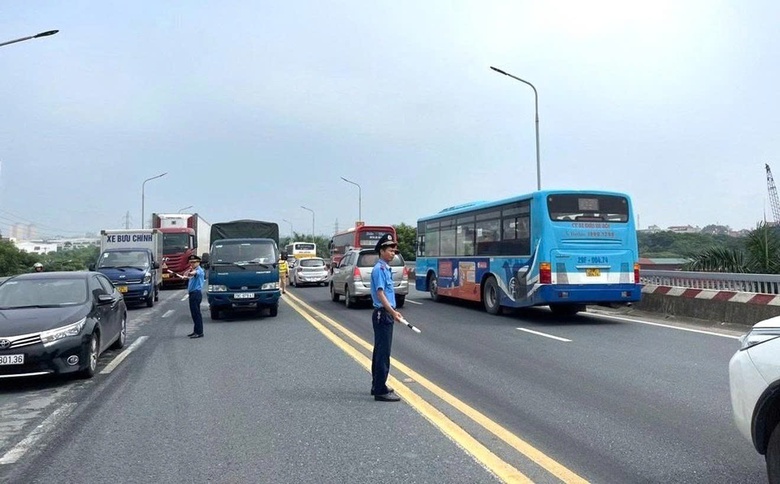 Hà Nội bố trí 144 chốt trực chống ùn tắc dịp Tết- Ảnh 1. Hà Nội bố trí 144 chốt trực chống ùn tắc dịp Tết- Ảnh 1.