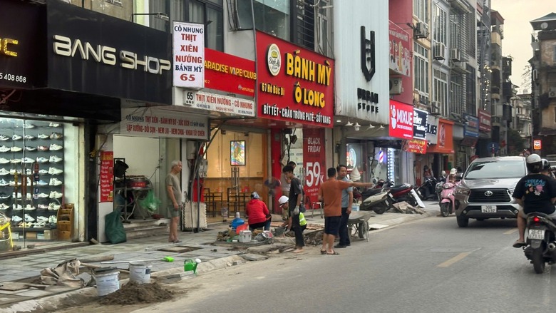 Hà Nội yêu cầu hoàn trả vỉa hè, lòng đường dịp Tết- Ảnh 1. Hà Nội yêu cầu hoàn trả vỉa hè, lòng đường dịp Tết- Ảnh 1.