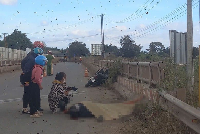 Xe máy tông vào thành cầu, người đàn ông tử vong tại chỗ- Ảnh 1. Xe máy tông vào thành cầu, người đàn ông tử vong tại chỗ- Ảnh 1.