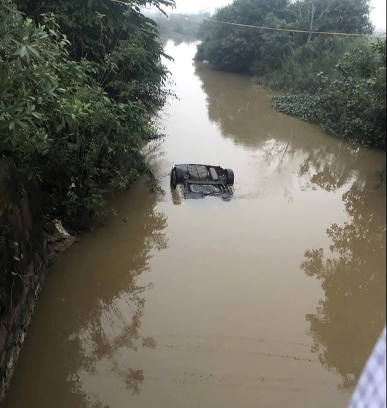 &Ocirc; t&ocirc; rơi xuống s&ocirc;ng, t&agrave;i xế v&agrave; một phụ nữ tử vong tại hiện trường- Ảnh 1.