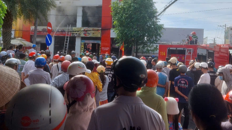 Ch&aacute;y lớn tại cửa h&agrave;ng xe m&aacute;y ở C&agrave; Mau- Ảnh 1.