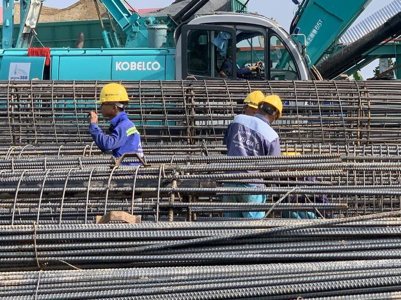 Hối hả tr&ecirc;n c&ocirc;ng trường cao tốc Cao L&atilde;nh - An Hữu ng&agrave;y Tết- Ảnh 2.