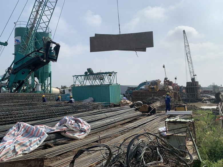 Hối hả tr&ecirc;n c&ocirc;ng trường cao tốc Cao L&atilde;nh - An Hữu ng&agrave;y Tết- Ảnh 1.