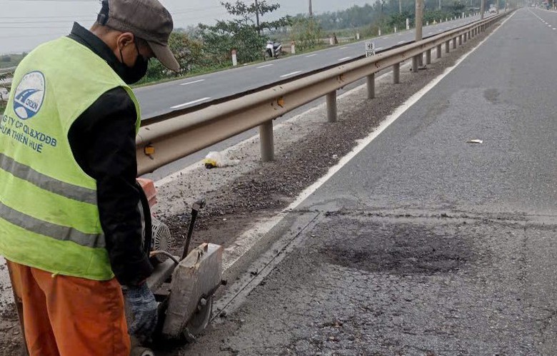 Khẩn trương khắc phục ổ g&agrave; ph&aacute;t sinh tr&ecirc;n quốc lộ 1 qua Huế, Quảng Trị- Ảnh 1.