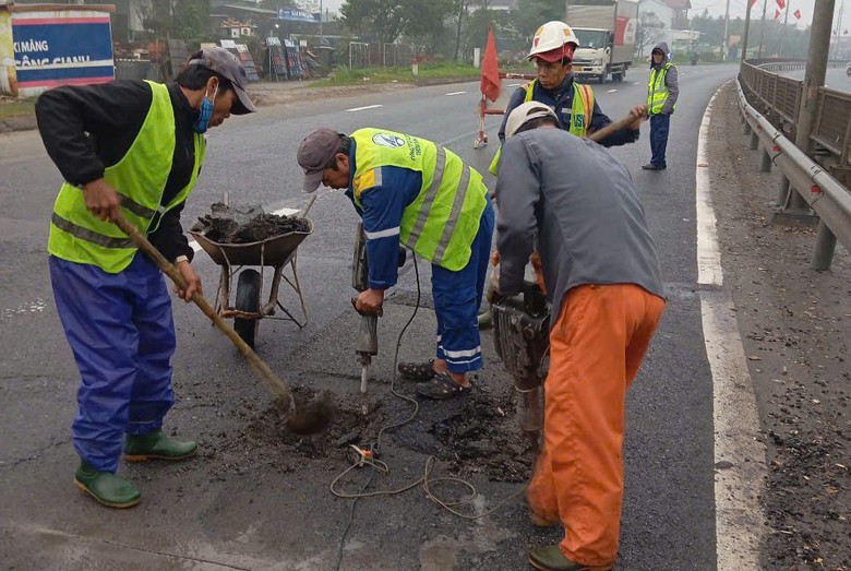 Khẩn trương khắc phục ổ g&agrave; ph&aacute;t sinh tr&ecirc;n quốc lộ 1 qua Huế, Quảng Trị- Ảnh 2.