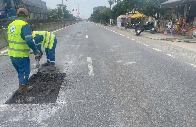 Khẩn trương khắc phục ổ g&agrave; ph&aacute;t sinh tr&ecirc;n quốc lộ 1 qua Huế, Quảng Trị- Ảnh 3.