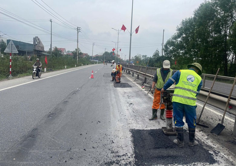 Khẩn trương khắc phục ổ g&agrave; ph&aacute;t sinh tr&ecirc;n quốc lộ 1 qua Huế, Quảng Trị- Ảnh 4.