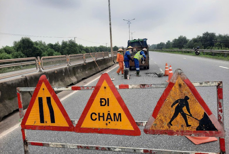 Khẩn trương khắc phục ổ g&agrave; ph&aacute;t sinh tr&ecirc;n quốc lộ 1 qua Huế, Quảng Trị- Ảnh 5.