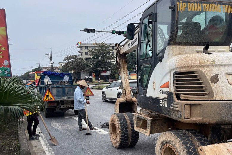 Khẩn trương khắc phục ổ g&agrave; ph&aacute;t sinh tr&ecirc;n quốc lộ 1 qua Huế, Quảng Trị- Ảnh 6.