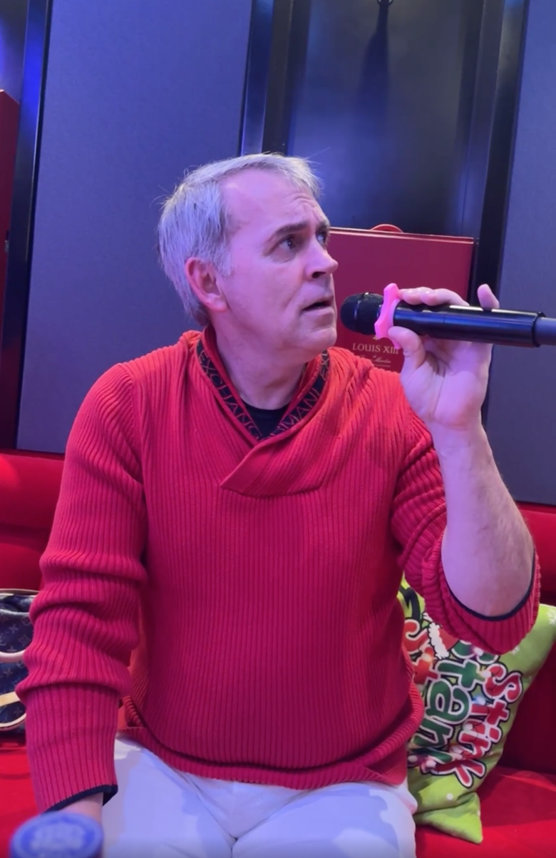 Tỷ ph&uacute; Mỹ h&aacute;t "Xin lỗi t&igrave;nh y&ecirc;u" của Đ&agrave;m Vĩnh Hưng giữa vụ l&ugrave;m x&ugrave;m kiện tụng- Ảnh 1.