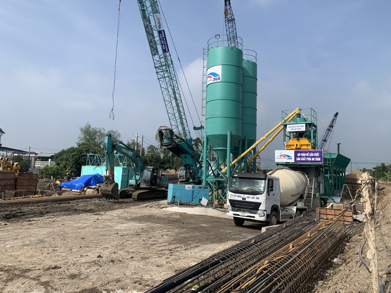 Hối hả tr&ecirc;n c&ocirc;ng trường cao tốc Cao L&atilde;nh - An Hữu ng&agrave;y Tết- Ảnh 4.