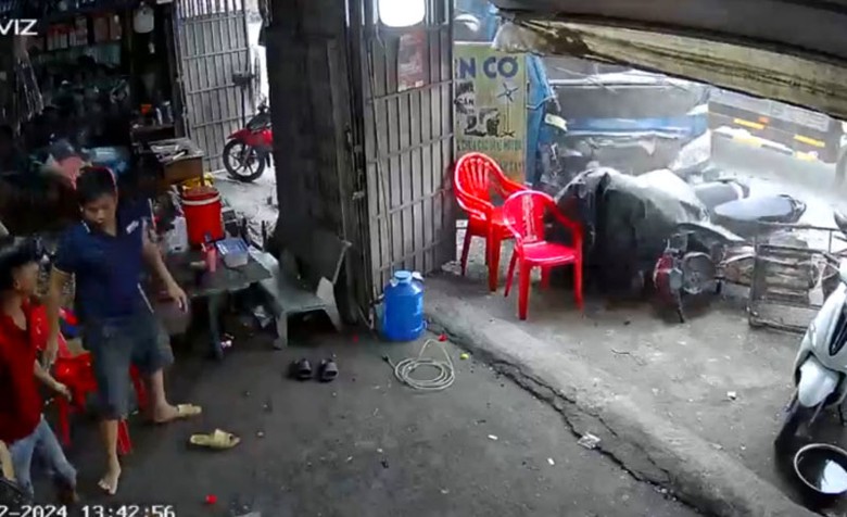 Xe tải húc trụ điện rồi tông vào xe máy trước nhà dân. Xe tải húc trụ điện rồi tông vào xe máy trước nhà dân.