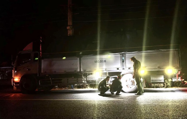 Công an khám nghiệm hiện trường vụ tai nạn. Công an khám nghiệm hiện trường vụ tai nạn.