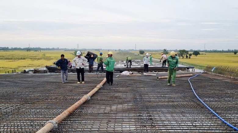 Cao tốc Ch&acirc;u Đốc - Cần Thơ - S&oacute;c Trăng: Tăng gấp đ&ocirc;i nh&acirc;n lực, đẩy nhanh tiến độ thi c&ocirc;ng- Ảnh 1.