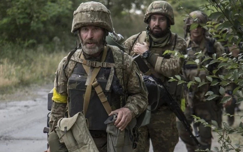 Reuters: Thiếu hụt qu&acirc;n nghi&ecirc;m trọng, Ukraine tuyển lại cả l&iacute;nh từng đ&agrave;o ngũ