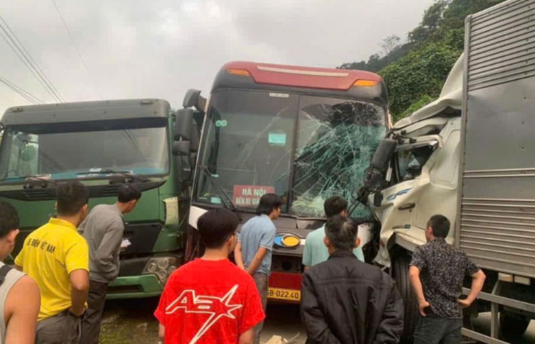 Hiện trường vụ TNGT gây tắc đèo Lò Xo. Hiện trường vụ TNGT gây tắc đèo Lò Xo.