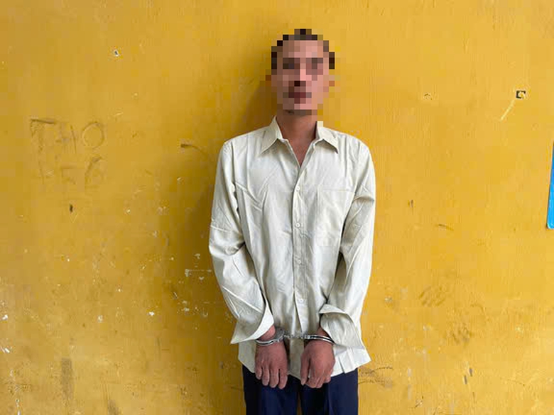 Vụ người đ&agrave;n &ocirc;ng b&aacute;m trước đầu xe đang chạy ở TP.HCM: Bắt t&agrave;i xế xe tải- Ảnh 1.