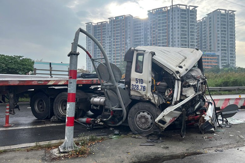 Đầu xe đầu k&eacute;o bể n&aacute;t sau tai nạn.