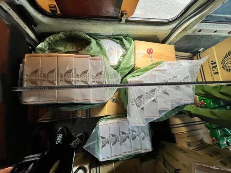 Bắt giữ vụ vận chuyển thuốc l&aacute; v&agrave; bia lậu tr&ecirc;n QL9- Ảnh 1.