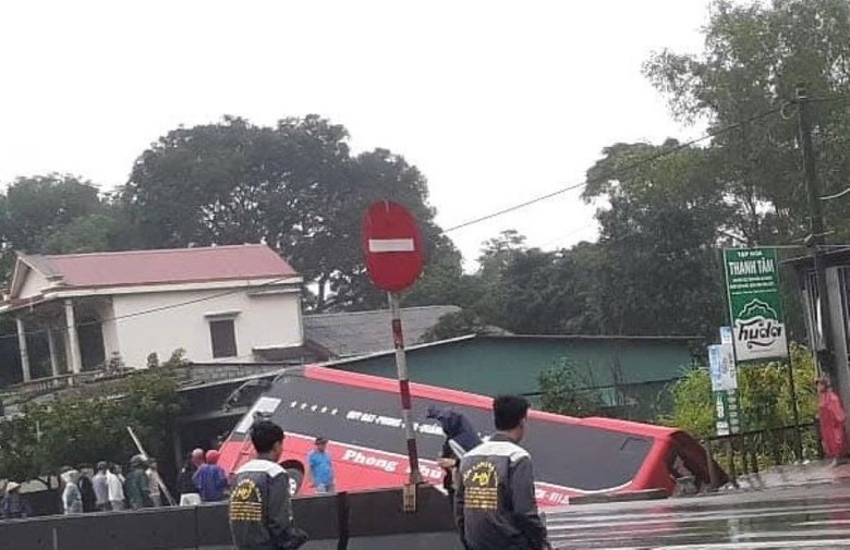 H&uacute; v&iacute;a xe kh&aacute;ch lao v&agrave;o lề rồi lật nghi&ecirc;ng tr&ecirc;n quốc lộ 1- Ảnh 1.