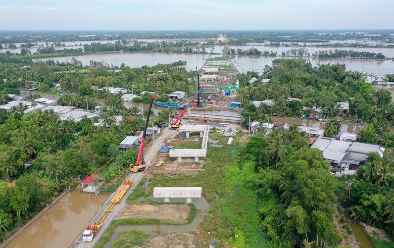 Lắp dầm cầu đầu ti&ecirc;n tr&ecirc;n cao tốc hơn 9.600 tỷ qua Hậu Giang- Ảnh 5.