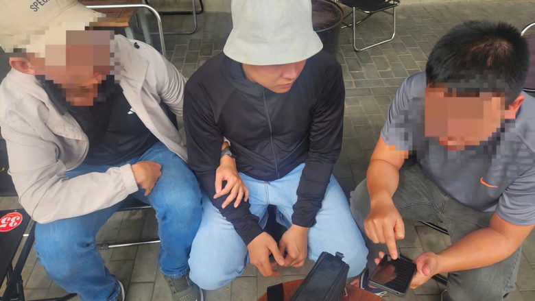 Bắt nh&oacute;m đối tượng giả danh c&ocirc;ng an, bắt người tr&aacute;i ph&aacute;p luật để cướp t&agrave;i sản- Ảnh 1.